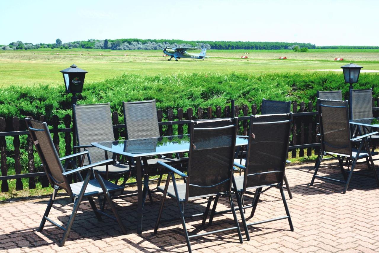 Matko Airport Es Elmenykoezpont Bed and Breakfast Buitenkant foto